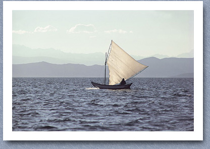 Fishing boat returning to Island of Suriqui