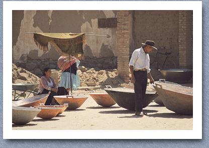 Man buying cooking vessel, Cliza