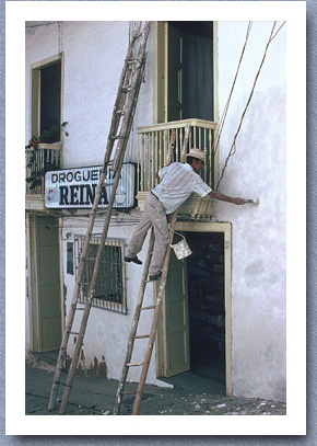 Painting front of pharmacy, Santa Domingo