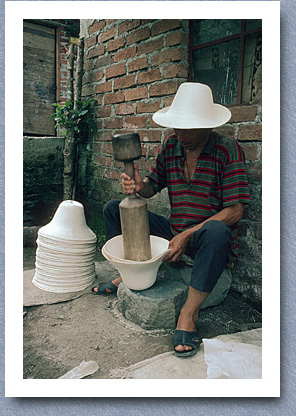 Making a panama hat, Volcan Galeras