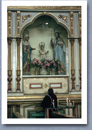 Woman praying to Jesus, Otavalo